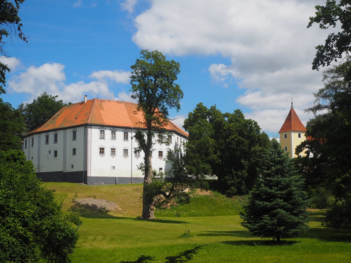 škola (zámek) a kostel v Chanovicích